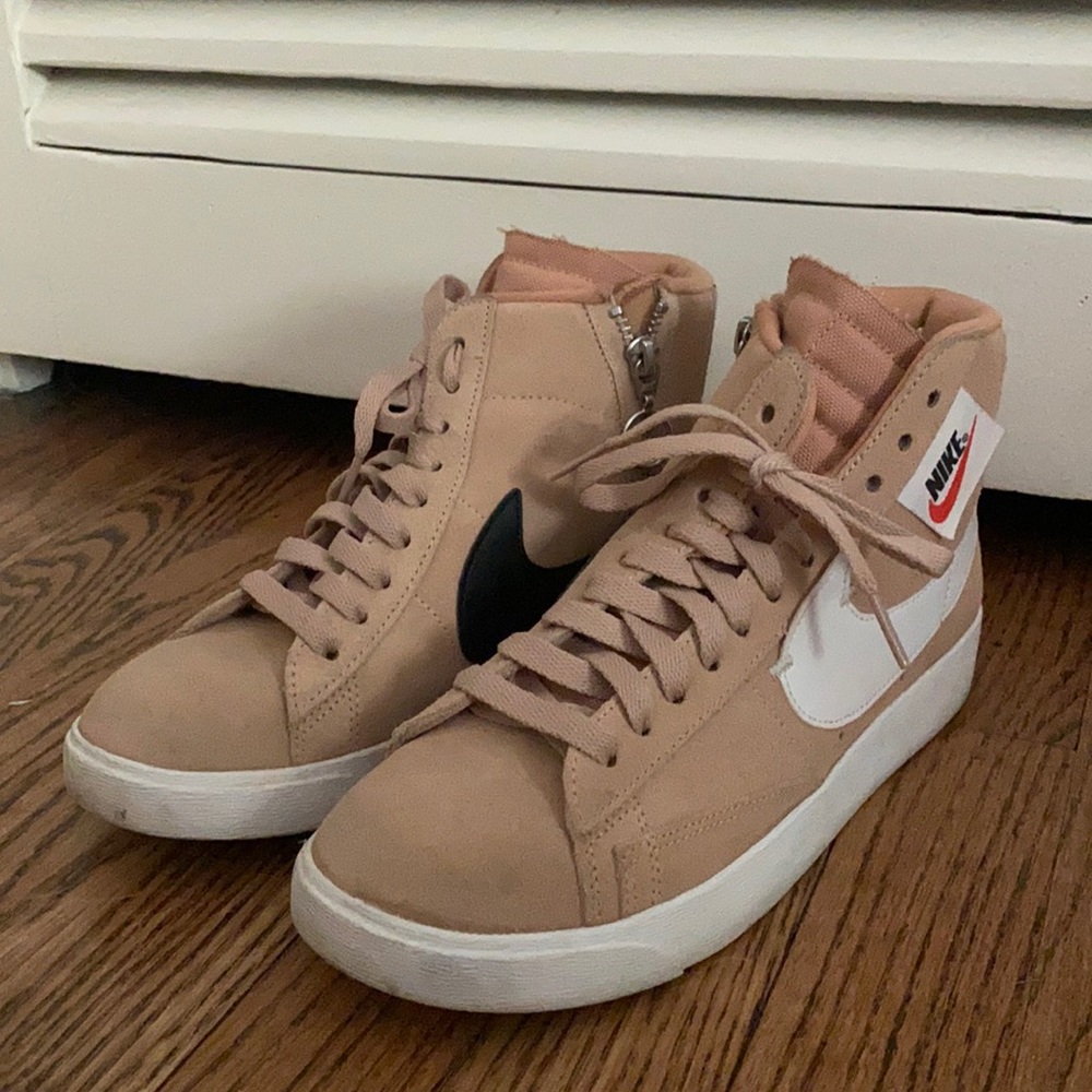 Blush Nike Women’s Blazer Mid ‘77